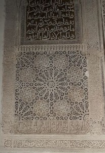 Kalligraphie in Stuck - in Marokko ein häufig anzutreffende Form der Verzieung