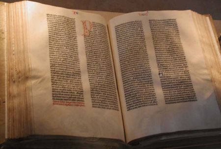 aufgeschlagene Gutenberg-Bibel mit den vier Textblöcken einer Doppelseite. In der zweiten Spalte ist ein rot illuminiertes P am Anfang.
