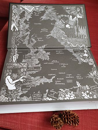Eine Karte Englands mit Namen und Figuren rund herum