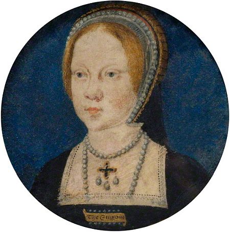 Porträt der junge Mary Tudor, mit Perlenketten und Kreuzanhänger, im blauen Kleid mit weiß eingefasstem eckigen Halsauschnitt.