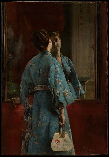Frau in geblümtem blauem Kimono bewudnert sich im Spiegel, an der rechten Hand hängt eine Handtasche - man sieht vollständig die Rückansicht un im Spiegel das Gesicht und eine Teil der Vorderseite des Gewands.