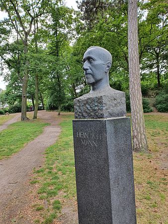 Steinstele mit stilisiertem Kopf von Heinrich Mann - mit dem Spitzbart