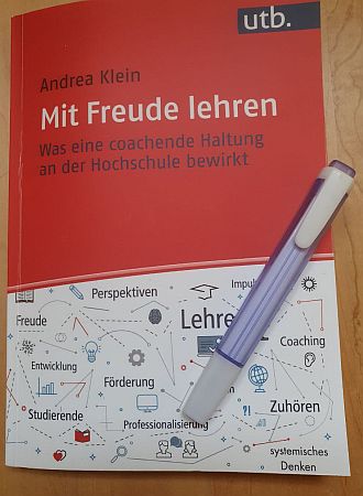 Cover des Buch Mit Freude lehren von Andrea Klein mit lila Textmarker